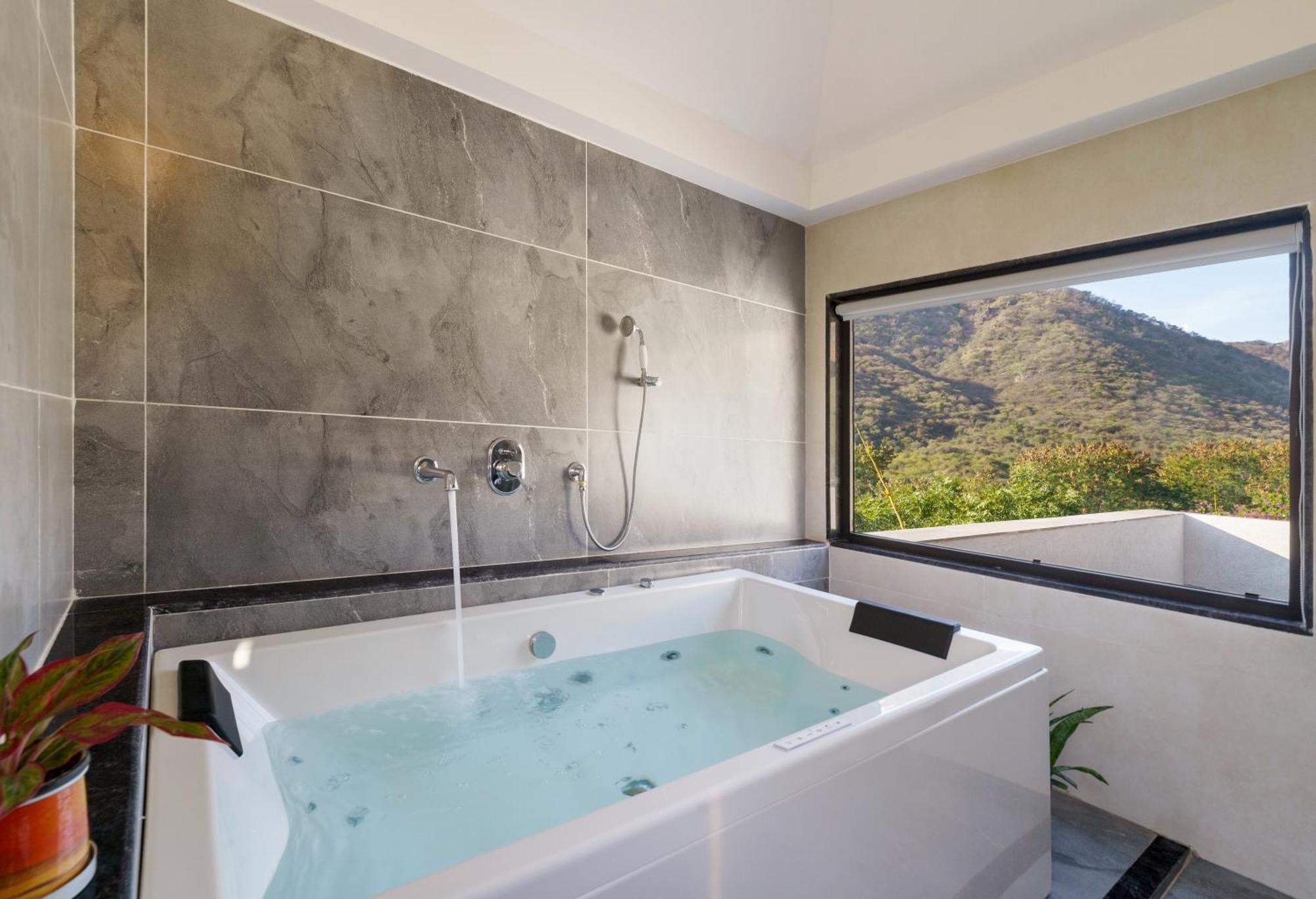Hill View - Jaccuzi Suite With Private Terrace